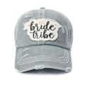 Dettaglio del cappellino da baseball in tela grigia lavata con toppa Bride Tribe - Regolabile / Grigio