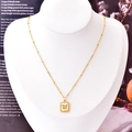 Franse vintage gouden ketting met vlinderhanger en witte schelpinleg op een display - Vierkante Vlinder Ketting