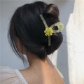 Matte hellgelbe Blumen-Haarklammer am Modell für elegantes Haarstyling und Fixierung - Einzelblüten-Greifer
