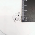 Vista dettagliata del ciondolo Yin Yang da 1,6 cm in smalto bianco e nero con righello - Argento Bianco Anello Singolo 10*16mm