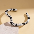 Detailopname van de zwart-wit gestreepte vezeltextuur op een golvende open armband - Onregelmatig Geometrisch Open (HB4628) / Wit (Zwart-wit Zebra)