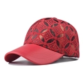 Détail de la visière en cuir rouge et du motif géométrique sur la casquette de baseball - Réglable / Carreaux Rouges
