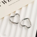 Elegante silberne Herz-Ohrringe aus Edelstahl mit modernem minimalistisch poliertem Finish - Herz Ohrringe / Silber