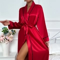 Elegante rode zijden badjas met zwarte bies en ceintuur voor een verfijnde look - S / Rood