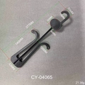 Dettaglio del gancio per scarpe in plastica nera CY-04065 con misure dimensionali precise - CY04065