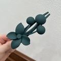Pince à cheveux fleur vert foncé mat en résine avec un design de baies élégant - Fleur De Gainier / Vert