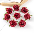 Set de ocho cabezas de rosas rojas artificiales de seda para manualidades en fondo blanco - Burdeos