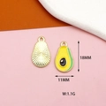Détail du pendentif avocat en émail 18x11mm avec dos texturé doré pour bijoux DIY - Avocat