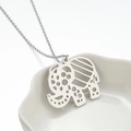 Collar minimalista con colgante de elefante plateado y diseño calado en bandeja - Color Acero