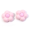 Dettaglio di due ciondoli a fiori rosa 3D per borse da spiaggia su sfondo bianco - Floreale Rosa