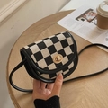 Mini-Satteltasche mit Schachbrettmuster in Beige und Schwarz und goldenem Drehverschluss - Karo-Schwarz