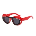 Occhiali da sole cat-eye con montatura rossa lucida e lenti grigio scuro audaci - Rosso Oro Grigio