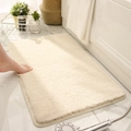 Tappetino da bagno beige peluche assorbente, mostrato in un ambiente da bagno reale - Beige Crema / 40x60cm