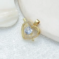 Pendentif cœur et flèche doré avec zircons bleus clairs sur une surface en pierre blanche - Cœur de Flèche de Cupidon-Or