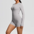 Détail de l'ensemble de yoga gris clair avec manches passe-pouce et tissu extensible - Gris Givré