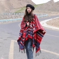 Ethno-Strickponcho mit Kapuze, rot-blauen geometrischen Mustern und Fransen am Saum - LM264 Doppelraute - Rot