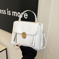 Borsa a tracolla minimalista in pelle bianca con eleganti dettagli in oro primaverili - Bianco