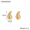 Dettaglio macro di orecchini a goccia dorati con texture a spirale e misura 1,8 cm - Stile Trama a Spirale Oro (HE46800DW0)