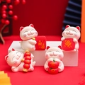 Set di 4 statuette di gatti portafortuna bianche con ornamenti festivi rosso e oro - 0118 Set di gatti portafortuna