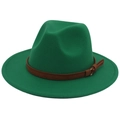 Détail d'un chapeau fedora en laine verte avec ceinture en cuir marron et boucle - Vert Herbe (Bord Plat Corde Jaune)