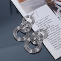 Silberne geometrische, mehrlagige runde Tropfenohrringe mit metallischem Finish - Silber