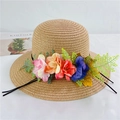 Vue détaillée d'un chapeau de paille kaki avec fleurs en tissu colorées et décor Kinfolk - M (56-58cm) Avec Corde Coupe-vent / Café Clair