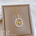 Detalle del colgante dorado letra Fe con perlas, tamaño 2x3cm y cadena de 40cm de largo - Colgante Con Microincrustaciones De Perlas Con Letra Fe (D418)