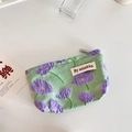 Dettaglio della pochette floreale verde chiaro con papaveri viola e chiusura a cerniera - Floreale Viola Calla