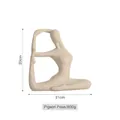 Figura de yoga postura de paloma en gres beige con textura granulada, altura 20 cm - Chica Yoga de Gres - Pose de la Paloma