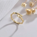 Anillo abierto minimalista estilo bambú dorado con banda ajustable y texturizada - Dorado