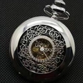 Details einer silbernen Skelett-Taschenuhr mit Strass-Lünette auf schwarzem Netzgrund - Silber