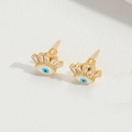 Détails de boucles d'oreilles œil porte-bonheur dorées avec émail bleu et zircons - Style Cils / Cils Blancs