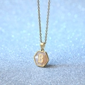 Gouden zeshoekige roestvrijstalen ketting met witte schelp letter B hanger - Letter B