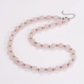 Dettaglio macro del bracciale con perle di cristallo rosa, distanziatori in argento e chiusura a moschettone - Collana / Collana Argento