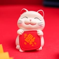 Statuina gatto della fortuna sorridente con segno Fu rosso per decoro casa - 0118 Gatto arriva la benedizione