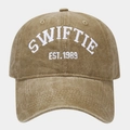 Broderie blanche détaillée SWIFTIE et EST. 1989 sur une casquette en coton délavé kaki - Kaki