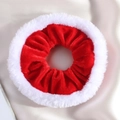 Détail du chouchou de Noël en velours rouge avec bordure en fausse fourrure blanche douce - Velours Rouge et Blanc
