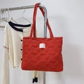 Dettaglio della borsa tote trapuntata rossa con ricamo di coniglio e etichetta tessuta - Rosso