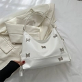 Bolso de hombro blanco en piel sintética con dijes de mariposa plateados y cremallera - Blanco