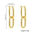 Detailweergave van gouden U-vormige oorbellen met exacte afmetingen 17 mm breed en 45 mm - Dubbellaags Goud