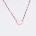 Detalle de un collar con colgante de corazón en oro rosa y cadena de eslabones finos - Oro rosa