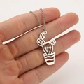 Dettaglio macro della collana con ciondolo a cactus in argento con dettagli botanici - Pianta in vaso argento 5