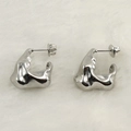 Pendientes irregulares con forma de lava plateada sobre fondo blanco de textura suave - Oro de 18K / Color Acero