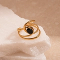 Macro d'une bague dorée multicouche en acier inoxydable avec pierre noire ovale - Style Ovale Noir Multicouche Enveloppé (TR99)