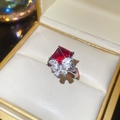 Dettaglio di un anello a fiore di lusso con rubino rosso e farfalle in argento lucido - Argento Rosso Quadrato Farfalla
