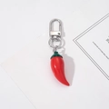Détail d'un porte-clés piment rouge vif avec un fermoir en métal argenté brillant - Piment
