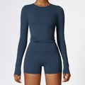Conjunto de yoga para mujer en azul oscuro con top de manga larga y pantalón corto - S / Azul Marino
