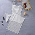 Nahaufnahme des weißen Spitzen-Lingerie-Sets mit herzförmigen Metallschnallen - S / Weiß