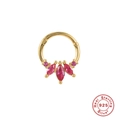 Détail macro d'un anneau en argent sterling S925 doré avec gemmes roses taille marquise - Rouge Rose Pièce Unique