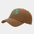 Detail einer braunen Nylon-Baseballkappe mit grünem Kleeblatt-Druck und atmungsaktivem Stoff - Verstellbar / Kaffeebraun